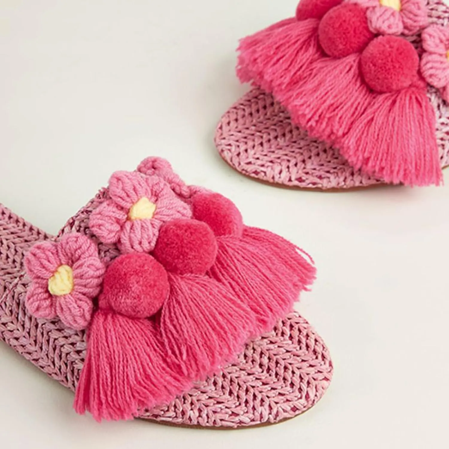 AMAZIDEAL Women's Tassels Flower Open Toe Flat Sandals Slides,Summer Breathable Braided Beach Sandals,Outdoor Casual Slip-on Dressy Slides Slipper