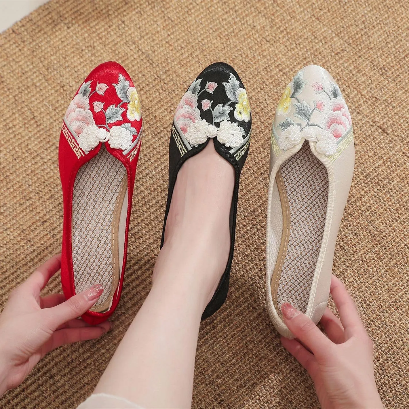 Women's Retro Classic Ballet Flats Shoes Pointed Toe Low Heel Mary Jane Shoes Handmade Floral Embroidered Shoes for Women Cheongsam Shoes