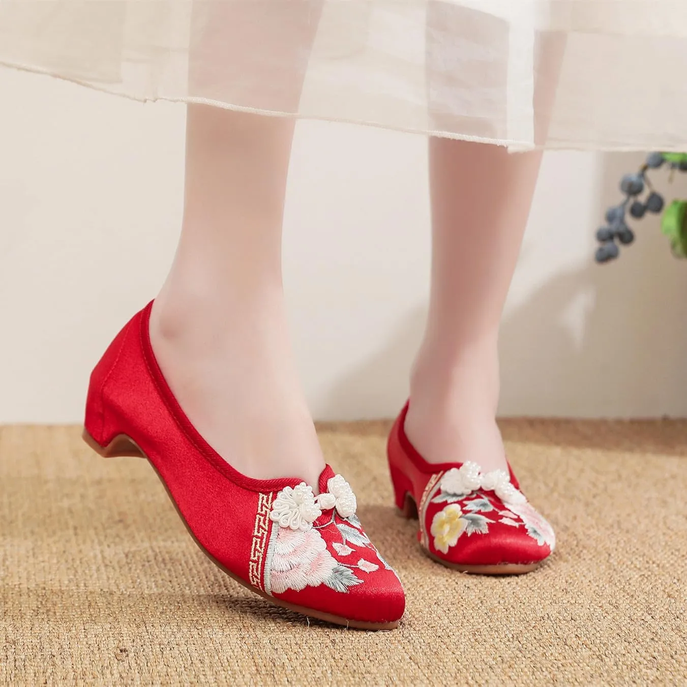 Women's Retro Classic Ballet Flats Shoes Pointed Toe Low Heel Mary Jane Shoes Handmade Floral Embroidered Shoes for Women Cheongsam Shoes