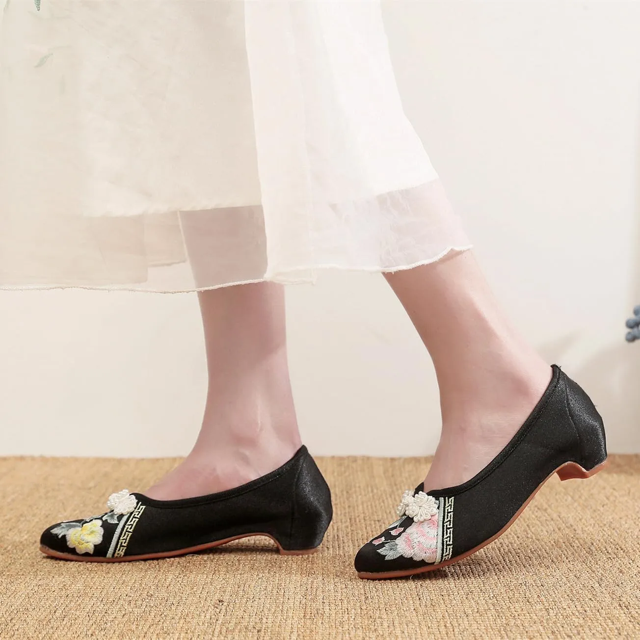 Women's Retro Classic Ballet Flats Shoes Pointed Toe Low Heel Mary Jane Shoes Handmade Floral Embroidered Shoes for Women Cheongsam Shoes