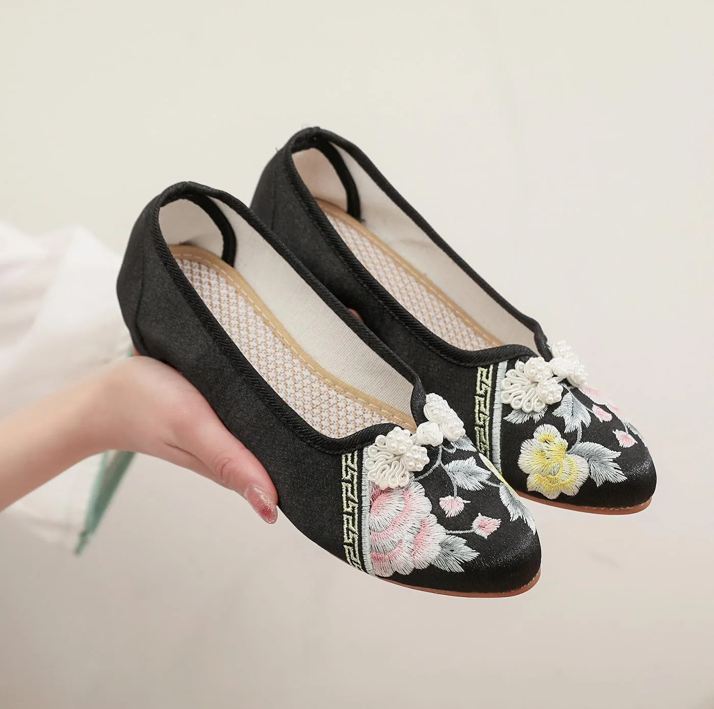 Women's Retro Classic Ballet Flats Shoes Pointed Toe Low Heel Mary Jane Shoes Handmade Floral Embroidered Shoes for Women Cheongsam Shoes