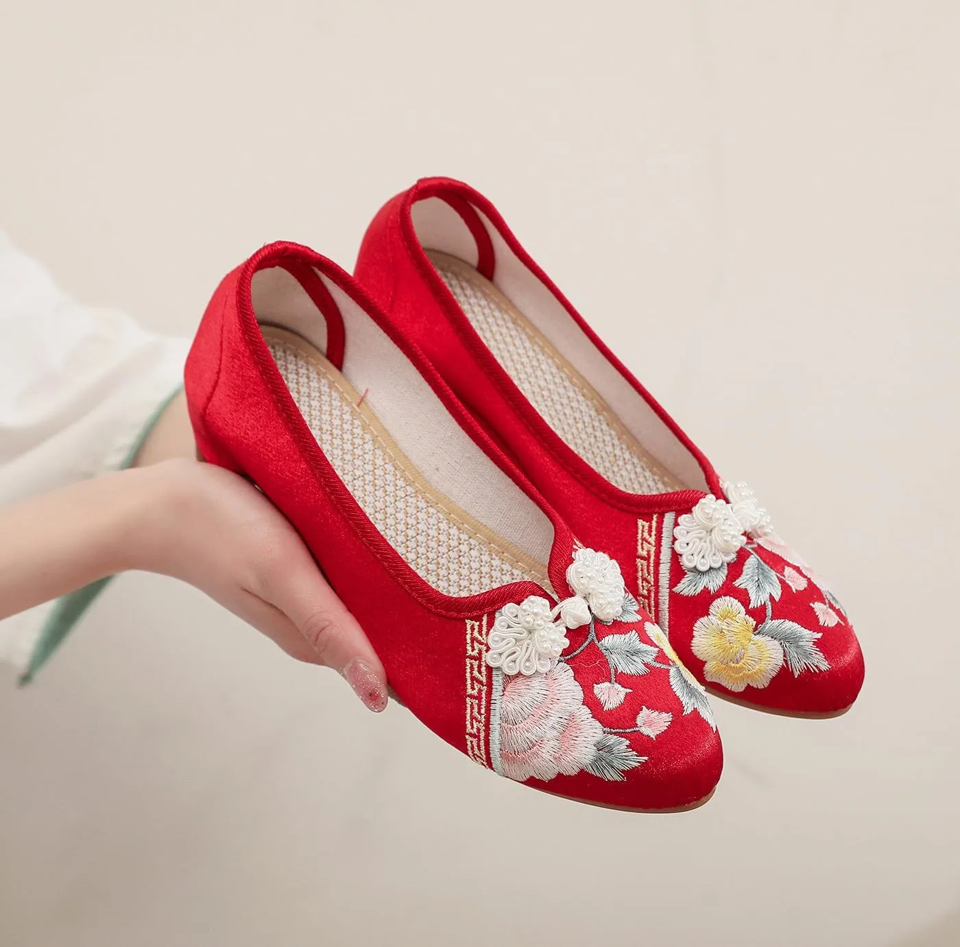 Women's Retro Classic Ballet Flats Shoes Pointed Toe Low Heel Mary Jane Shoes Handmade Floral Embroidered Shoes for Women Cheongsam Shoes