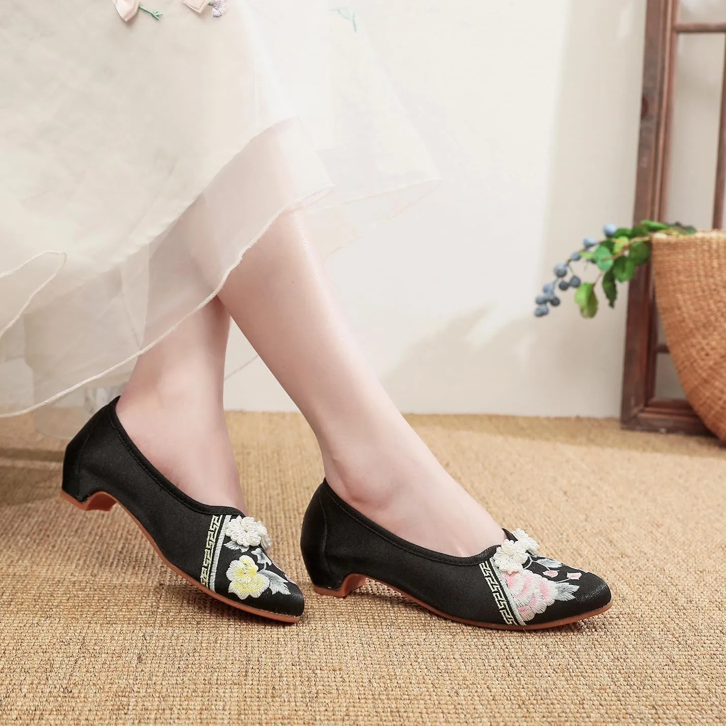 Women's Retro Classic Ballet Flats Shoes Pointed Toe Low Heel Mary Jane Shoes Handmade Floral Embroidered Shoes for Women Cheongsam Shoes
